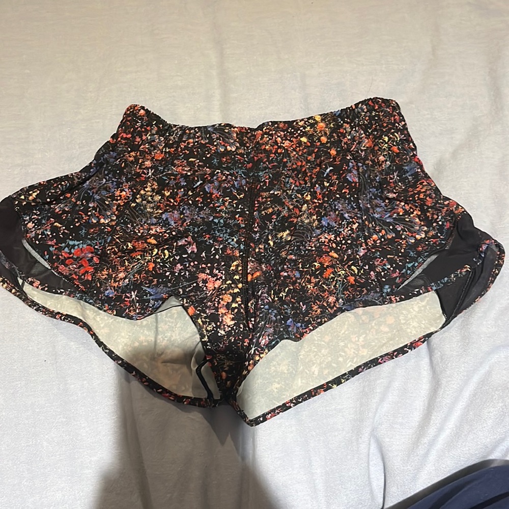 Lululemon black and floral size 6 length 2.5 hotty hot shorts